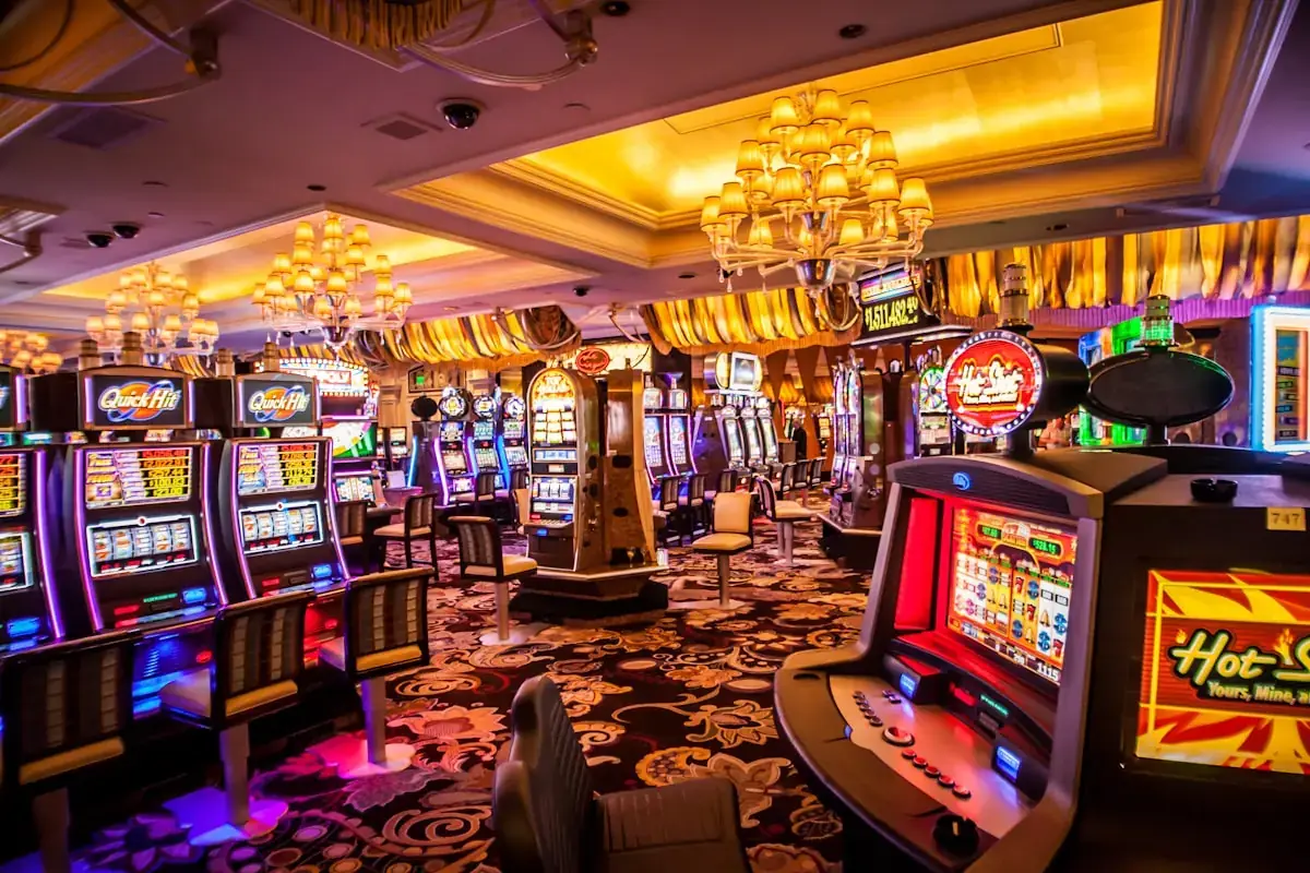 Mesin slot menyala warna-warni di ruang permainan