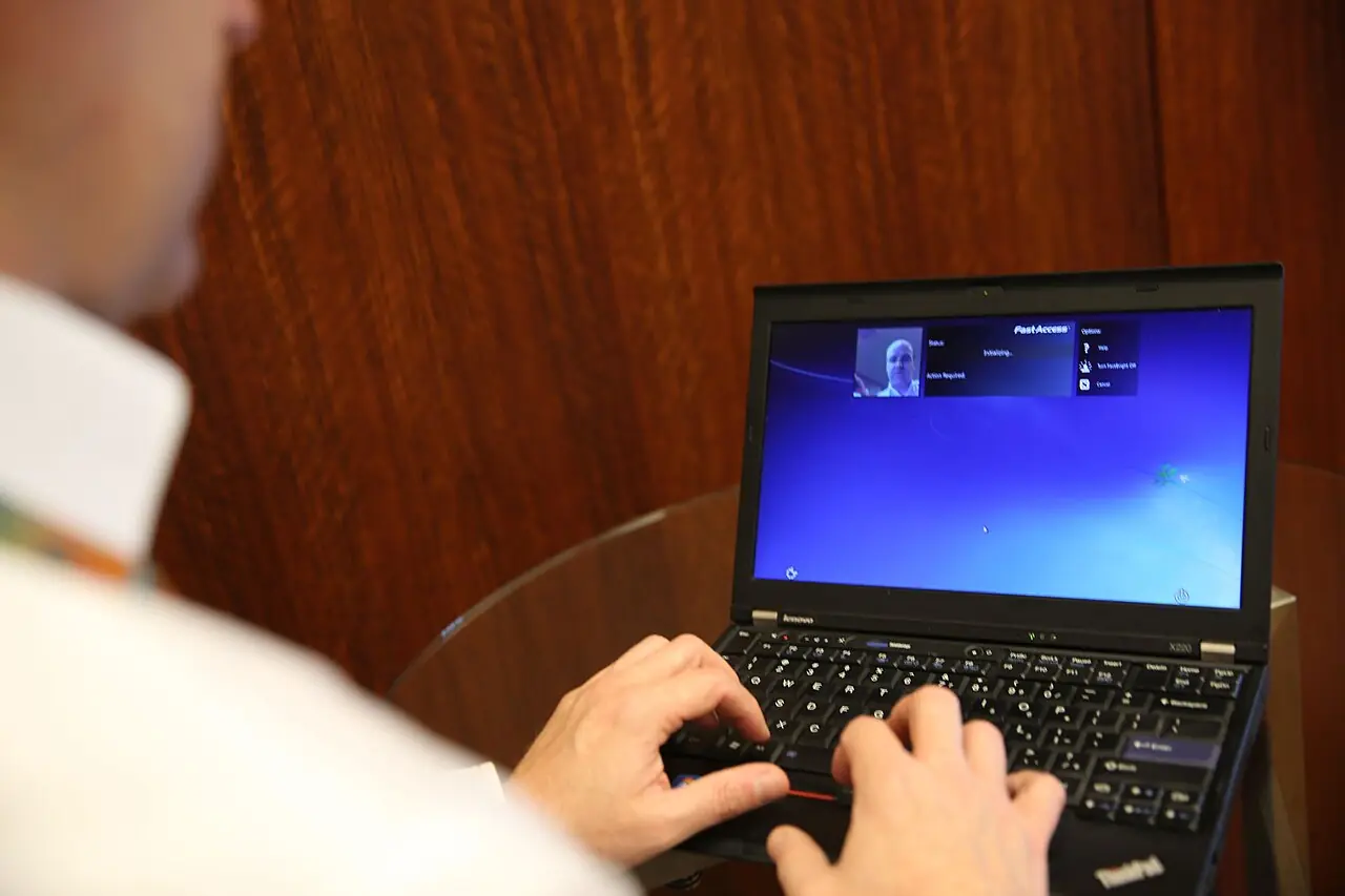 Laptop dengan gembok digital sebagai simbol keamanan akun