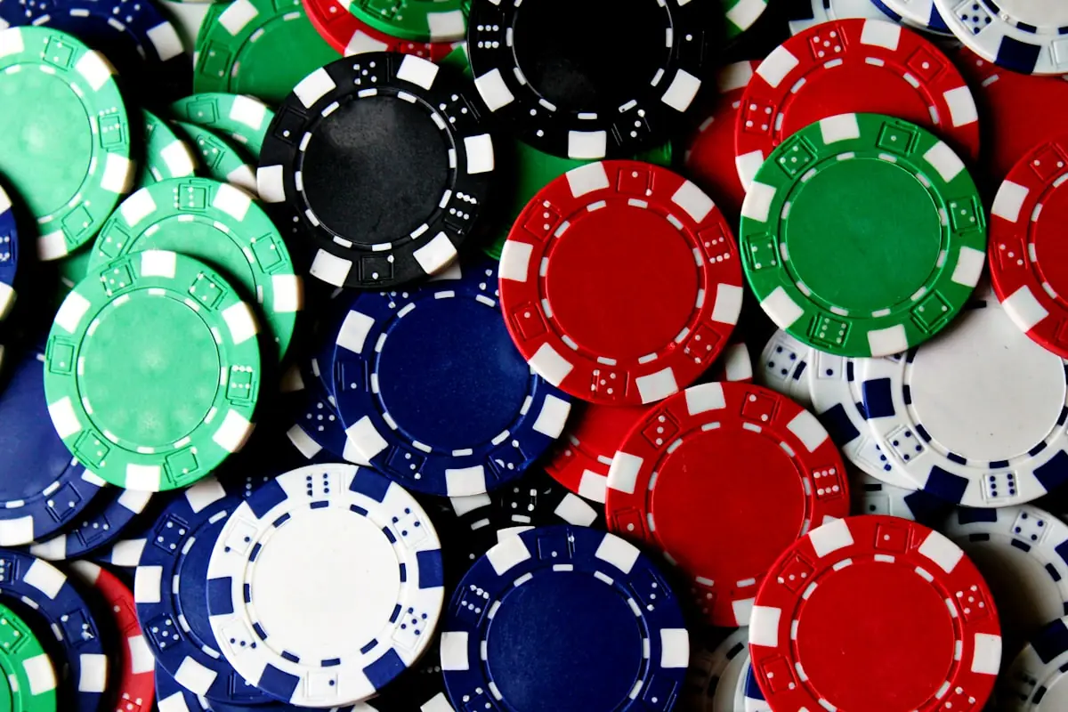 Chip poker berserakan di atas meja permainan