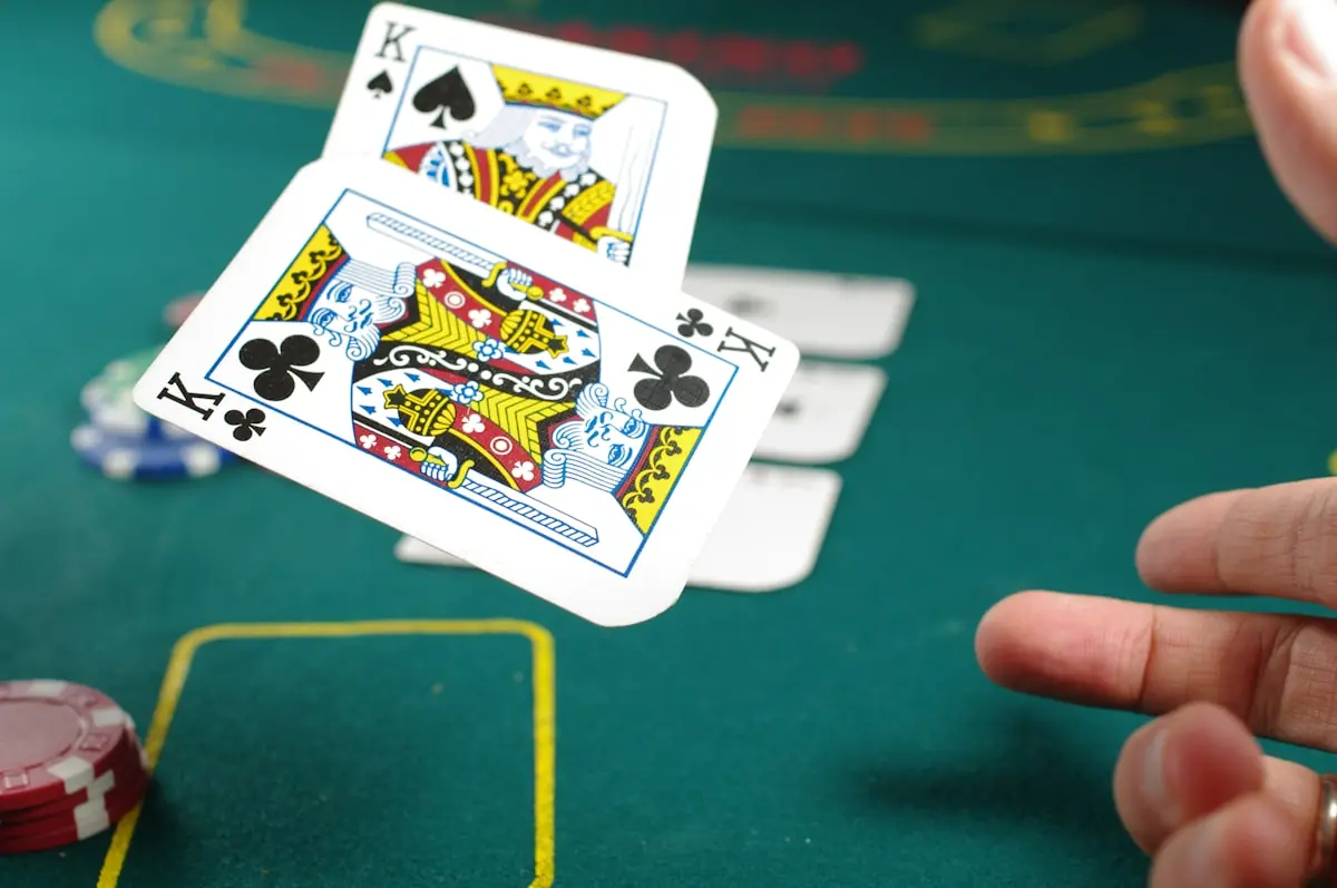 Pemain poker sedang memikirkan kartu di meja permainan